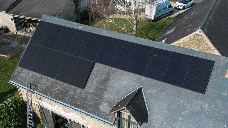 découvrez comment choisir la batterie solaire idéale en 2025. guide complet pour optimiser votre autonomie énergétique avec des conseils sur les caractéristiques, les marques et les technologies à privilégier.