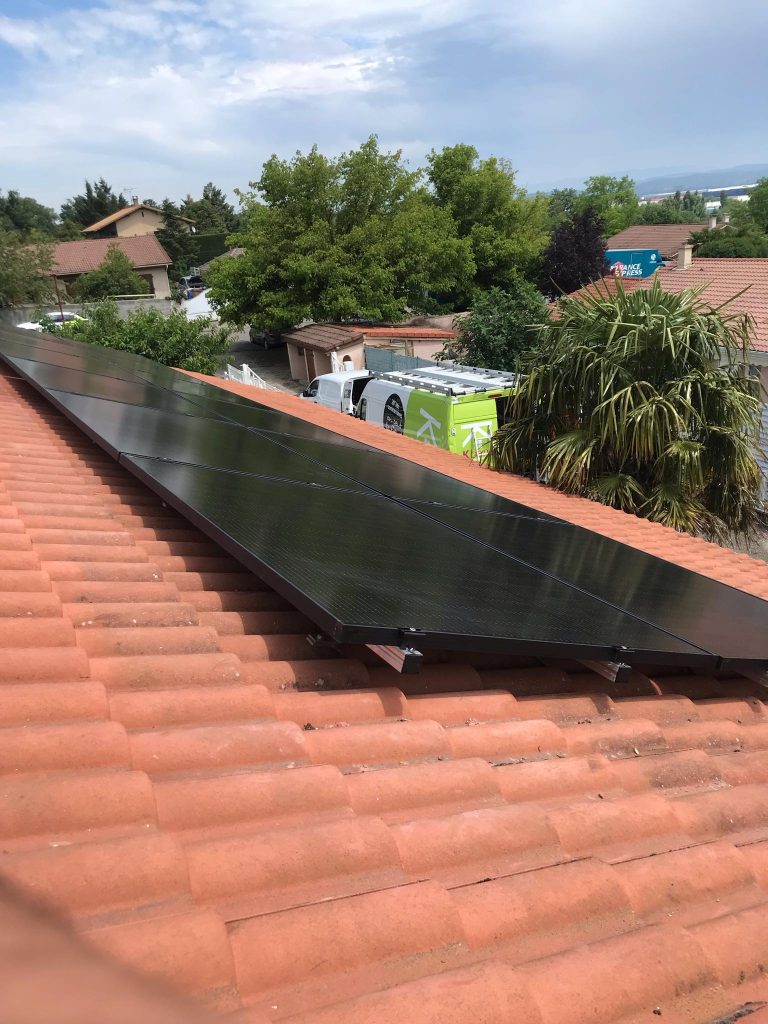 d&eacute;couvrez les tendances et les pr&eacute;visions sur le co&ucirc;t des panneaux solaires en 2025. informez-vous sur les facteurs influen&ccedil;ant les prix, les avantages financiers et environnementaux, et les options de financement disponibles pour investir dans l'&eacute;nergie solaire.