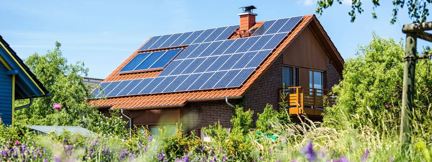 d&eacute;couvrez comment les panneaux photovolta&iuml;ques peuvent vous faire r&eacute;aliser des &eacute;conomies significatives sur vos factures d'&eacute;lectricit&eacute;. apprenez les avantages financiers, les aides disponibles et les solutions adapt&eacute;es &agrave; votre budget pour investir dans l'&eacute;nergie solaire.