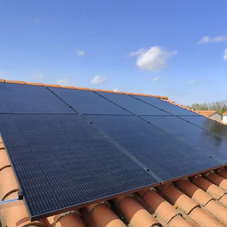 découvrez toutes les aides financières disponibles pour l'installation de panneaux solaires en france. maximisez vos économies grâce aux subventions, primes et crédits d'impôt pour votre projet solaire.
