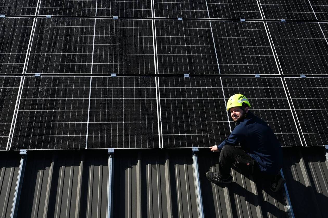 d&eacute;couvrez toutes les aides financi&egrave;res disponibles pour l'installation de panneaux solaires : subventions, cr&eacute;dits d'imp&ocirc;t et dispositifs en 2024 pour r&eacute;duire le co&ucirc;t de votre projet solaire.