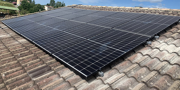 d&eacute;couvrez toutes les aides financi&egrave;res disponibles pour l'installation de panneaux solaires en france : subventions, cr&eacute;dits d'imp&ocirc;t, primes &agrave; l'autoconsommation et conseils pour r&eacute;duire le co&ucirc;t de votre projet solaire.