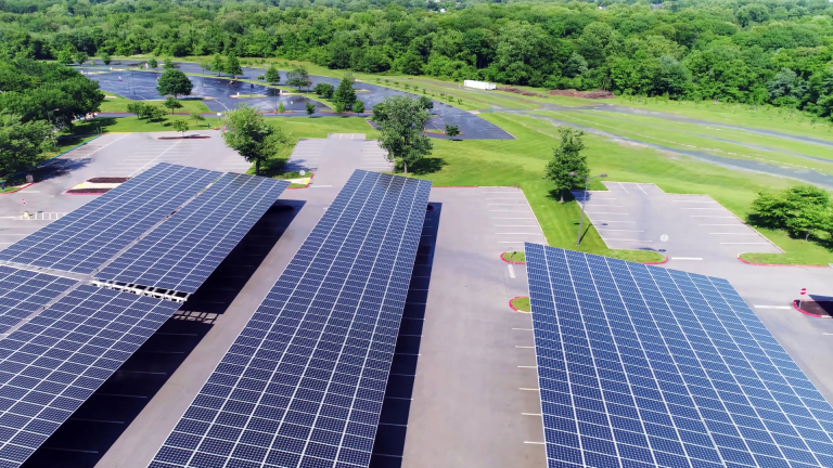 d&eacute;couvrez les avantages de l'&eacute;nergie photovolta&iuml;que en 2025 : &eacute;conomies d'&eacute;nergie, respect de l'environnement, incitations financi&egrave;res, et les derni&egrave;res innovations technologiques pour une production d'&eacute;lectricit&eacute; durable.