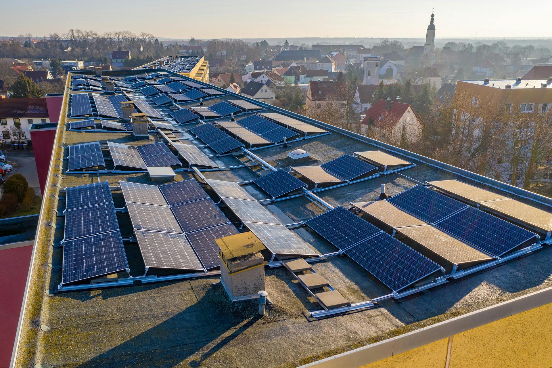 d&eacute;couvrez les avantages &agrave; long terme de l'&eacute;nergie photovolta&iuml;que : &eacute;conomies d'&eacute;nergie, r&eacute;duction de l'empreinte carbone et valorisation de votre patrimoine gr&acirc;ce &agrave; une installation solaire durable.