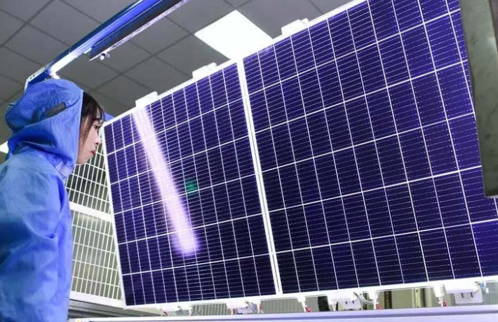 d&eacute;couvrez les principaux enjeux l&eacute;gislatifs auxquels seront confront&eacute;s les installateurs solaires en 2025 : nouvelles normes, r&eacute;glementations &agrave; anticiper et opportunit&eacute;s pour le secteur des &eacute;nergies renouvelables.