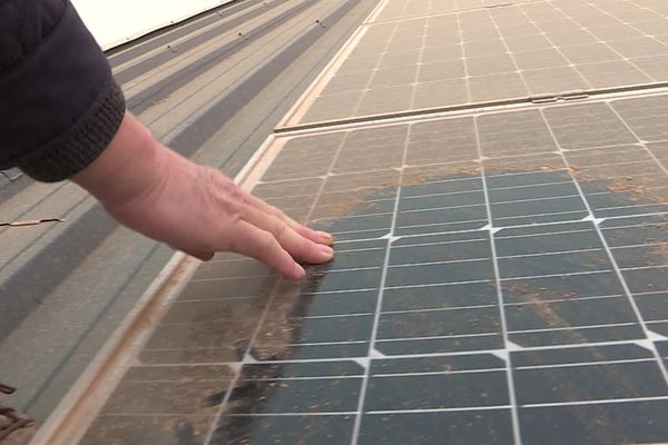 d&eacute;couvrez l'impact des panneaux solaires sur l'environnement, l'&eacute;conomie et la transition &eacute;nerg&eacute;tique. analyse des avantages, limites et enjeux li&eacute;s &agrave; l'&eacute;nergie solaire.