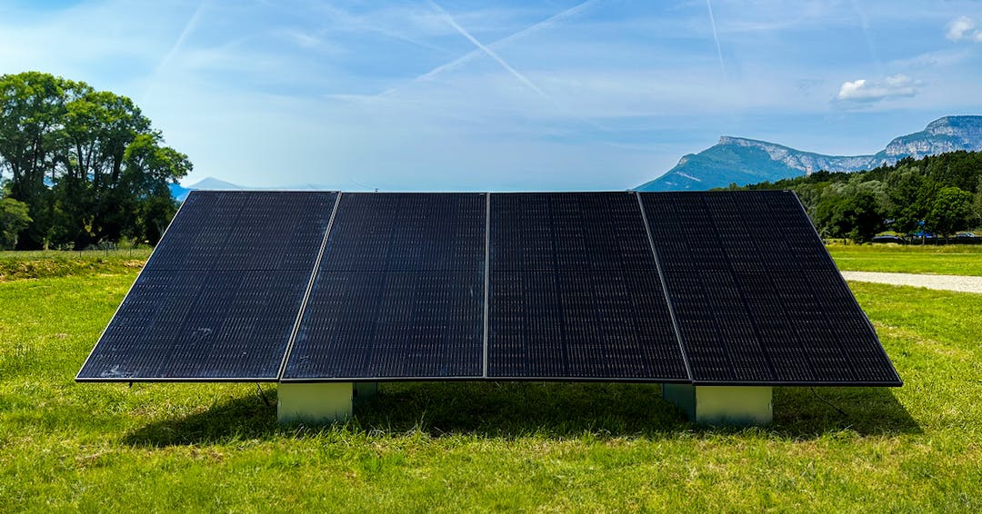 d&eacute;couvrez tout ce qu'il faut savoir sur les panneaux solaires : fonctionnement, avantages, installation et solutions pour produire votre propre &eacute;nergie verte et r&eacute;duire vos factures d'&eacute;lectricit&eacute;.