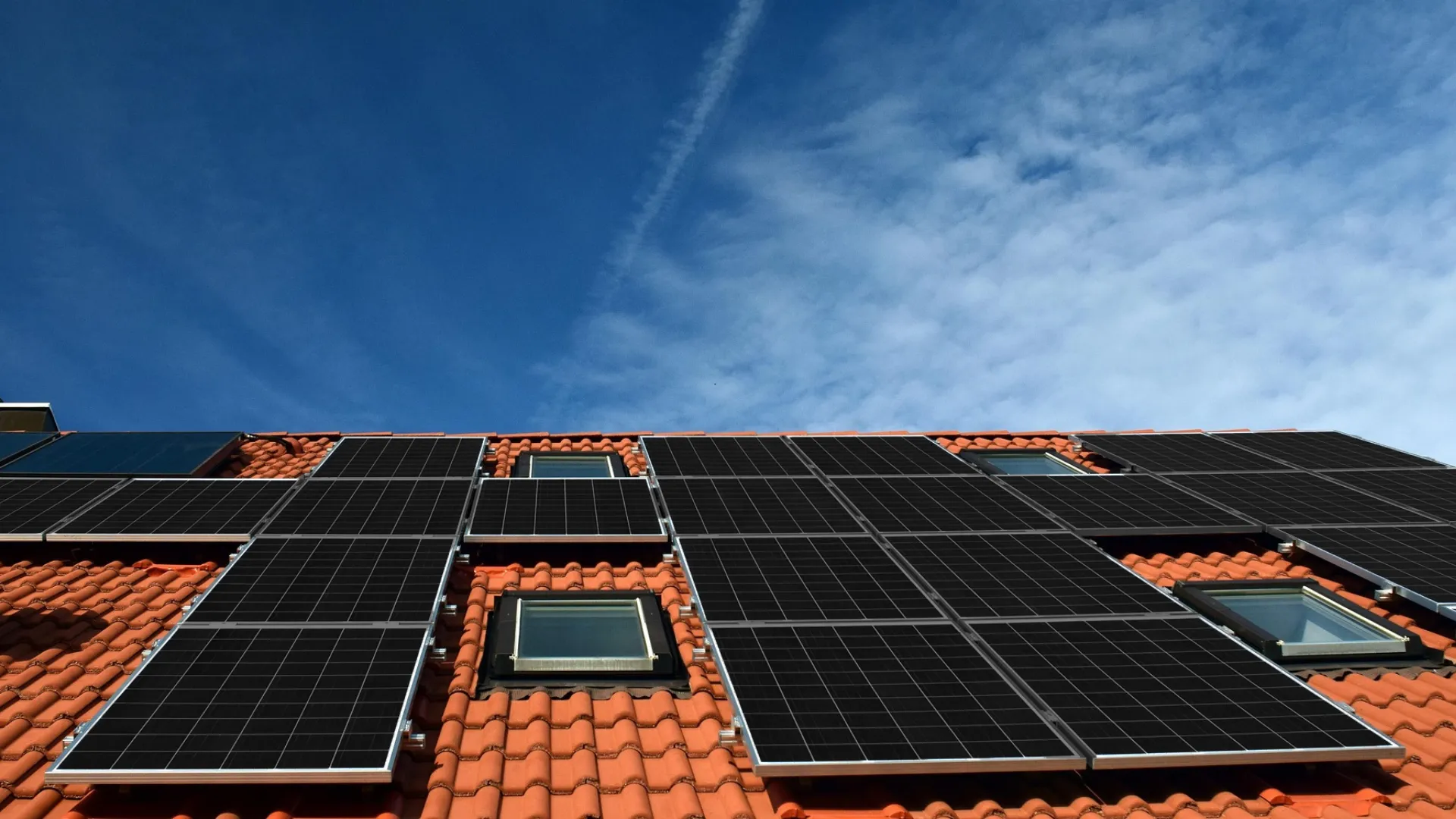 d&eacute;couvrez comment les panneaux solaires fonctionnent lors des journ&eacute;es nuageuses, leur rendement et les solutions pour optimiser leur production d'&eacute;nergie m&ecirc;me par temps couvert.