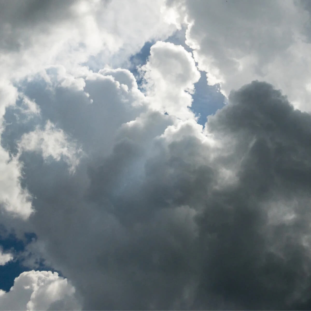 découvrez comment les panneaux solaires continuent de produire de l'énergie même par temps nuageux. informations, conseils et rendement des installations photovoltaïques sous un ciel couvert.