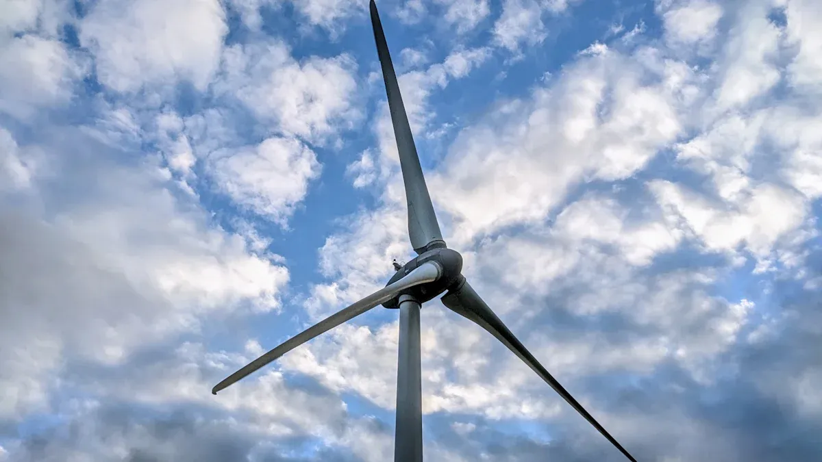 d&eacute;couvrez comment les panneaux solaires fonctionnent par temps nuageux, leur rendement, et des conseils pour optimiser votre production d'&eacute;nergie solaire m&ecirc;me lorsque le soleil est moins pr&eacute;sent.